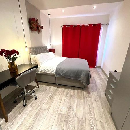 Letzi Premium Cozy Retreat Private En-Suite Rooms, Wembley London Exterior photo